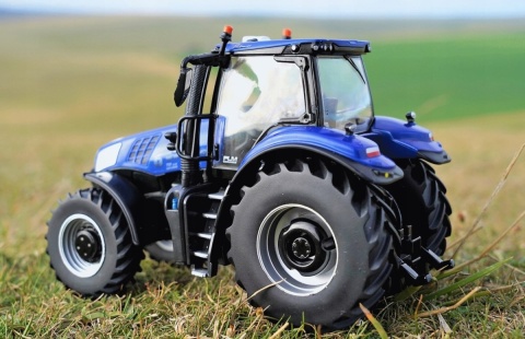 Ciągnik NEW HOLLAND T8.435 1:32 Britains 43216
