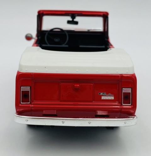 Jeep Jeepster Commando Roadster 1967 model 24117 Welly 1:24 czerwony
