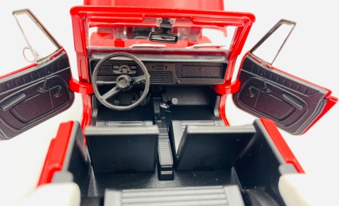 Jeep Jeepster Commando Roadster 1967 model 24117 Welly 1:24 czerwony