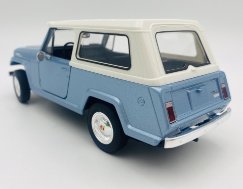 Jeep Jeepster Commando Station Wagon 1967 model 24117 Welly 1:24 niebieski