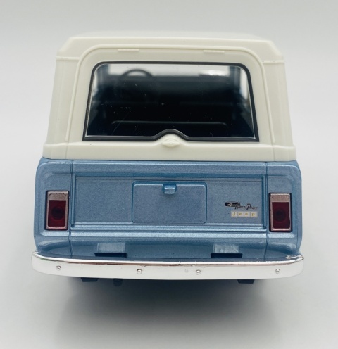 Jeep Jeepster Commando Station Wagon 1967 model 24117 Welly 1:24 niebieski