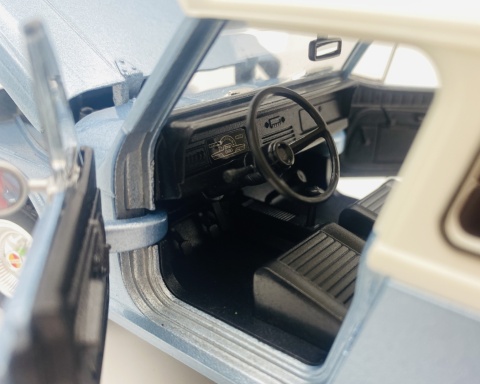 Jeep Jeepster Commando Station Wagon 1967 model 24117 Welly 1:24 niebieski