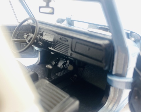 Jeep Jeepster Commando Station Wagon 1967 model 24117 Welly 1:24 niebieski