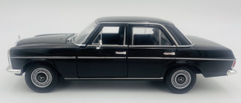 MERCEDES-BENZ 220 W115 metal model WELLY 1:24 czarny