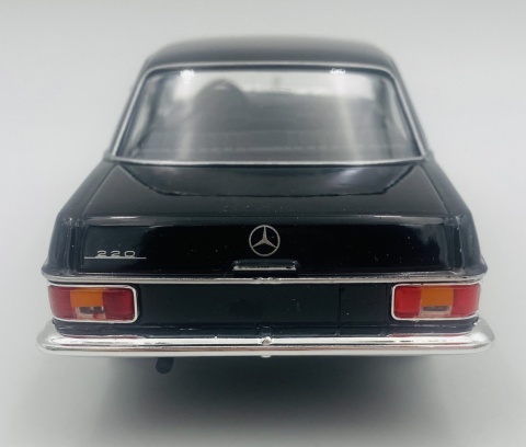 MERCEDES-BENZ 220 W115 metal model WELLY 1:24 czarny