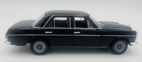 MERCEDES-BENZ 220 W115 metal model WELLY 1:24 czarny