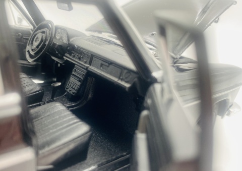 MERCEDES-BENZ 220 W115 metal model WELLY 1:24 czarny