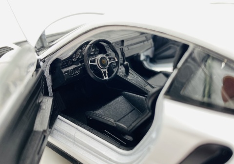 PORSCHE 911 GT3 RS (991) 2016 model 24080 metal WELLY 1:24 biały