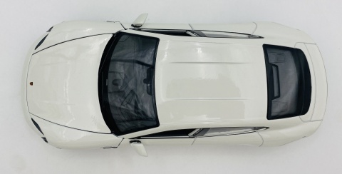 PORSCHE Taycan Turbo S model 24107 metal WELLY 1:24 biały