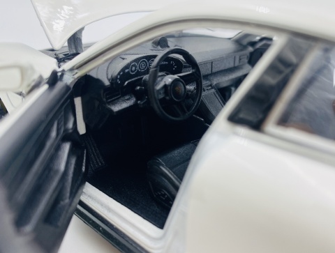 PORSCHE Taycan Turbo S model 24107 metal WELLY 1:24 biały