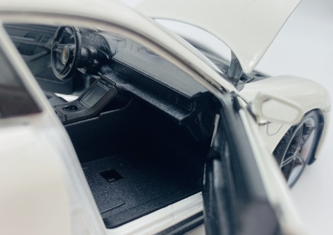 PORSCHE Taycan Turbo S model 24107 metal WELLY 1:24 biały