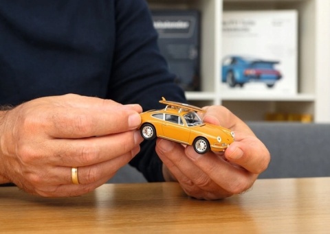 Porsche 911 z deską surfingową kalendarz adwentowy 1:43 żółty Franzis 1:43