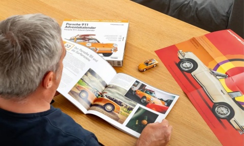 Porsche 911 z deską surfingową kalendarz adwentowy 1:43 żółty Franzis 1:43