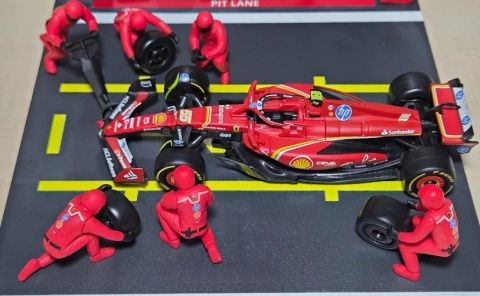 ZESTAW Ferrari F1 #55 C. Sainz Pit Stop diorama 2024 SF-24 BBurago 1:43