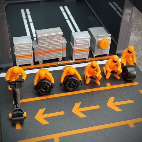 ZESTAW McLaren F1 #81 O. Piastri Pit Stop diorama 2024 MCL38 BBurago 1:43