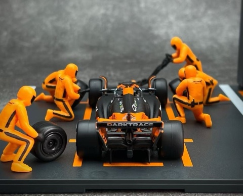ZESTAW McLaren F1 #81 O. Piastri Pit Stop diorama 2024 MCL38 BBurago 1:43
