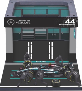 ZESTAW Mercedes F1 #44 L. Hamilton Pit Stop diorama 2024 W15 BBurago 1:43