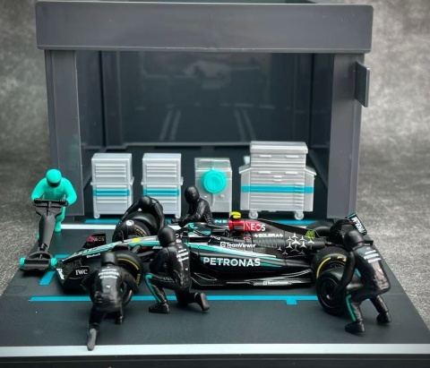ZESTAW Mercedes F1 #44 L. Hamilton Pit Stop diorama 2024 W15 BBurago 1:43