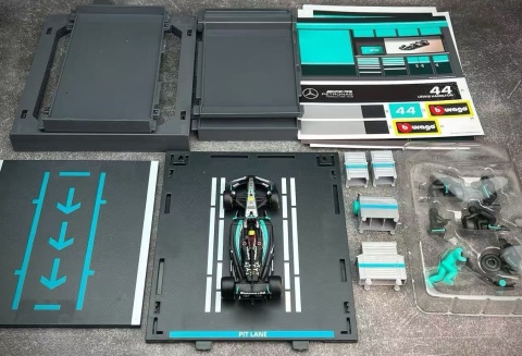 ZESTAW Mercedes F1 #44 L. Hamilton Pit Stop diorama 2024 W15 BBurago 1:43