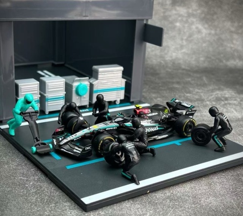 ZESTAW Mercedes F1 #44 L. Hamilton Pit Stop diorama 2024 W15 BBurago 1:43