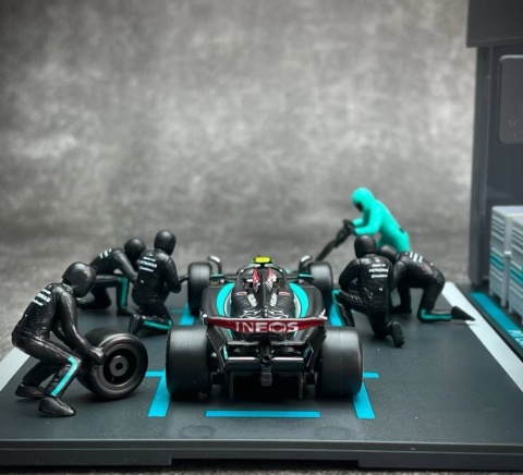 ZESTAW Mercedes F1 #44 L. Hamilton Pit Stop diorama 2024 W15 BBurago 1:43