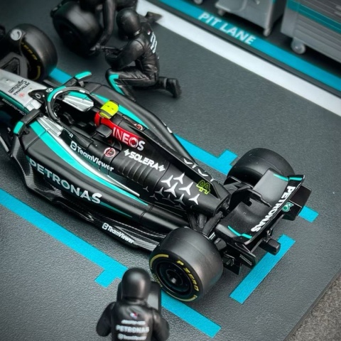 ZESTAW Mercedes F1 #44 L. Hamilton Pit Stop diorama 2024 W15 BBurago 1:43