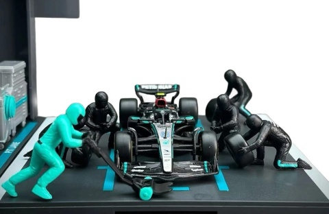 ZESTAW Mercedes F1 #63 G. Russell Pit Stop diorama 2024 W15 BBurago 1:43