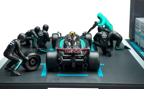 ZESTAW Mercedes F1 #63 G. Russell Pit Stop diorama 2024 W15 BBurago 1:43