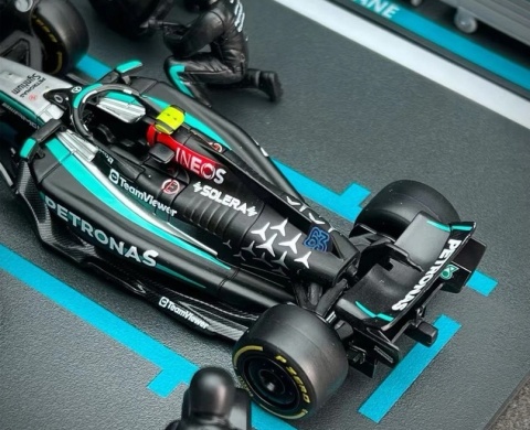 ZESTAW Mercedes F1 #63 G. Russell Pit Stop diorama 2024 W15 BBurago 1:43