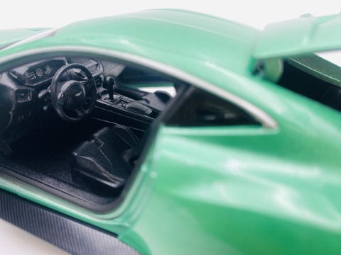 Aston Martin Valour metal model 24130 Welly 1:24