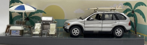 BMW X5 E53 2000 surfing z zestawem kempingowym 1:24 Motormax 79723