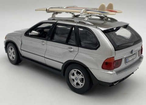 BMW X5 E53 2000 surfing z zestawem kempingowym 1:24 Motormax 79723