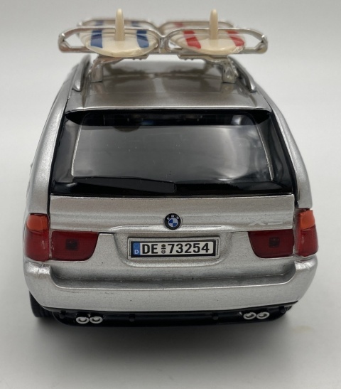 BMW X5 E53 2000 surfing z zestawem kempingowym 1:24 Motormax 79723