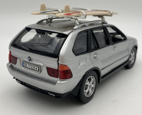 BMW X5 E53 2000 surfing z zestawem kempingowym 1:24 Motormax 79723