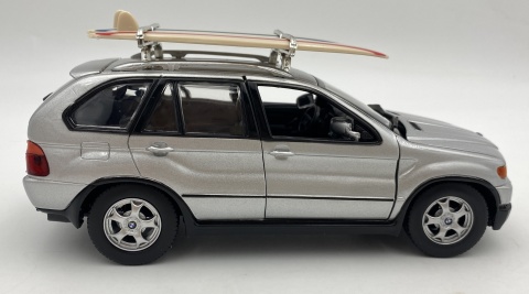 BMW X5 E53 2000 surfing z zestawem kempingowym 1:24 Motormax 79723
