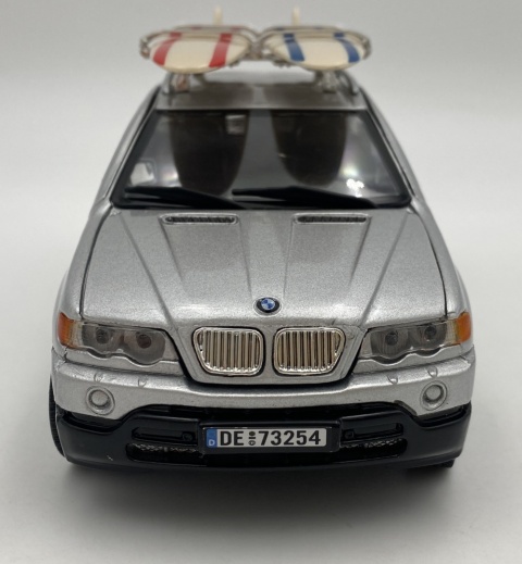 BMW X5 E53 2000 surfing z zestawem kempingowym 1:24 Motormax 79723