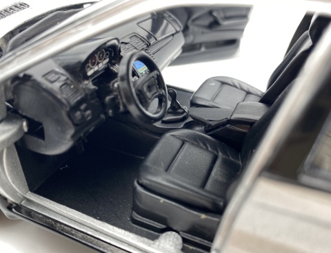 BMW X5 E53 2000 surfing z zestawem kempingowym 1:24 Motormax 79723