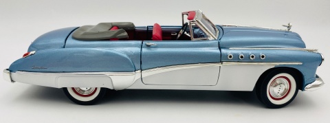 BUICK Roadmaster 1949 1:18 model Motormax 73116 jasny niebieski