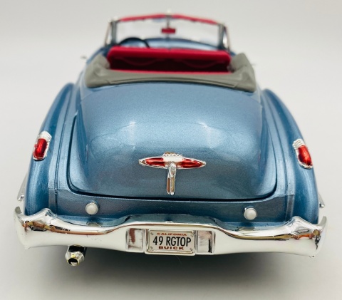 BUICK Roadmaster 1949 1:18 model Motormax 73116 jasny niebieski