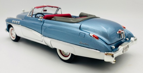 BUICK Roadmaster 1949 1:18 model Motormax 73116 jasny niebieski