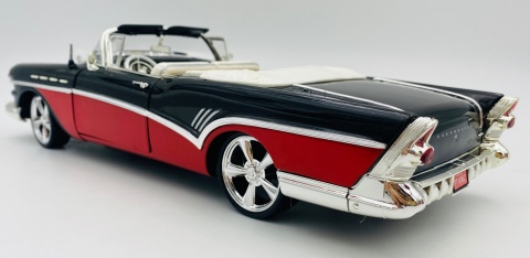 BUICK Roadmaster 1957 1:18 model Motormax 79008 czarny z czerwonym
