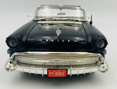 BUICK Roadmaster 1957 1:18 model Motormax 79008 czarny z czerwonym