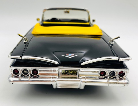 Chevrolet Impala 1960 tuning model 1:18 Motormax 79009 czarny z płomieniami