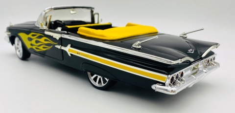 Chevrolet Impala 1960 tuning model 1:18 Motormax 79009 czarny z płomieniami