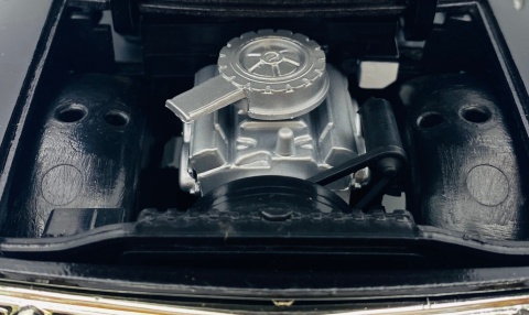 Chevrolet Impala 1960 tuning model 1:18 Motormax 79009 czarny z płomieniami