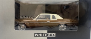 DODGE Royal Monaco Coupe 1977 model WB124261 METAL WhiteBox 1:24 brązowy