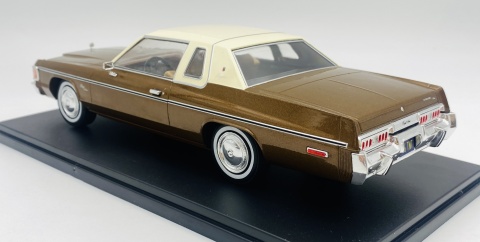 DODGE Royal Monaco Coupe 1977 model WB124261 METAL WhiteBox 1:24 brązowy