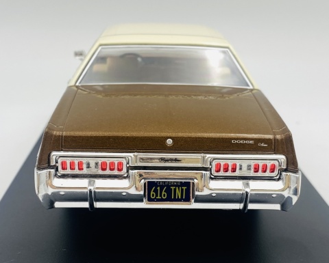 DODGE Royal Monaco Coupe 1977 model WB124261 METAL WhiteBox 1:24 brązowy