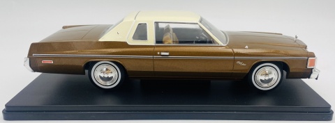 DODGE Royal Monaco Coupe 1977 model WB124261 METAL WhiteBox 1:24 brązowy