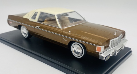 DODGE Royal Monaco Coupe 1977 model WB124261 METAL WhiteBox 1:24 brązowy
